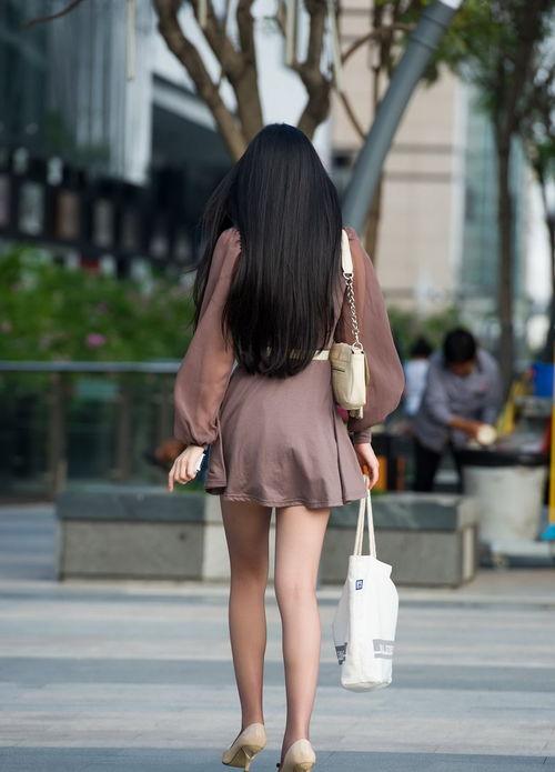 街拍翘臂丝袜动态,翘臂丝袜演绎时尚动感瞬间